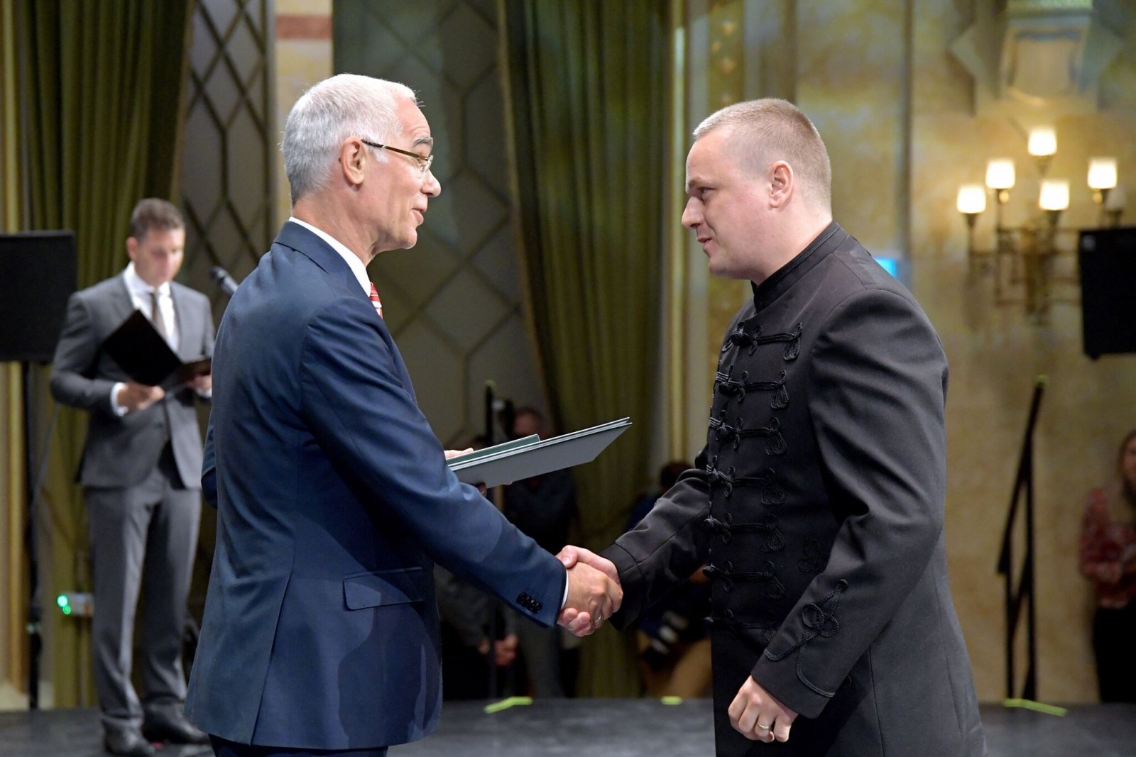 Magyar Arany Érdemkereszttel tüntették ki oktatónkat!